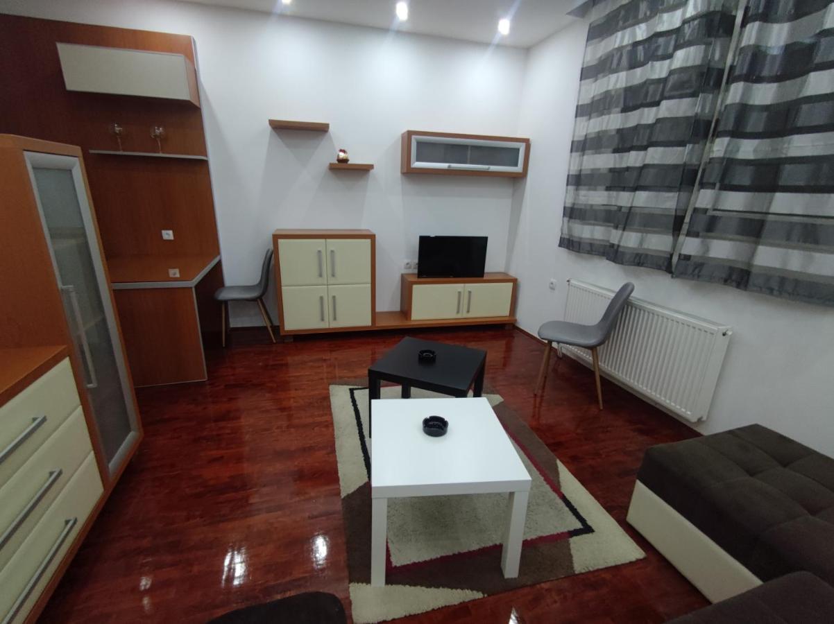 Nis Apartment Extérieur photo